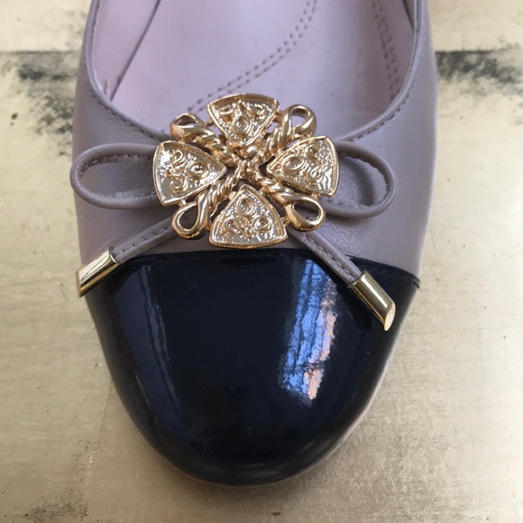 Gold Shoe Clips - Picture 2 of 5